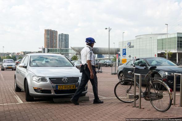 Амстердам - парковочный полицейский за работой